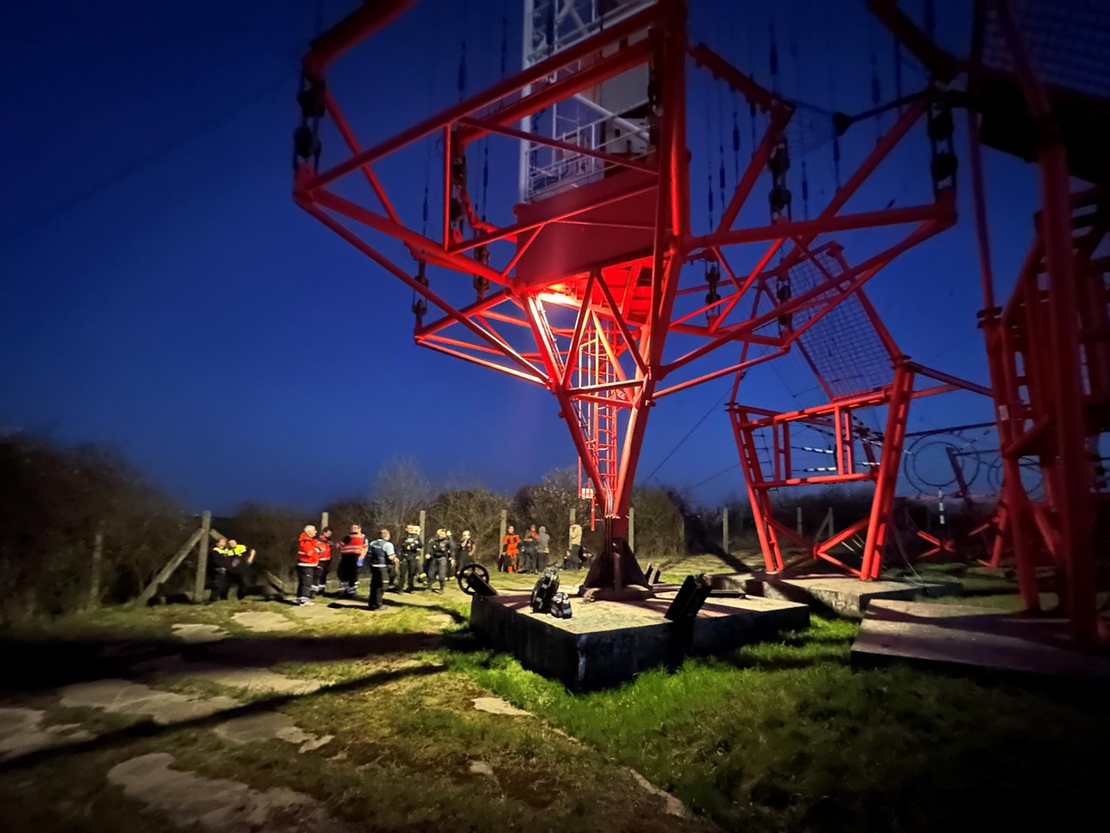 040425-Spolupráce složek IZS při záchraně skupiny osob z 355 metrů vysokého vysílače Liblice u Českého Brodu na Kolínsku.jpg