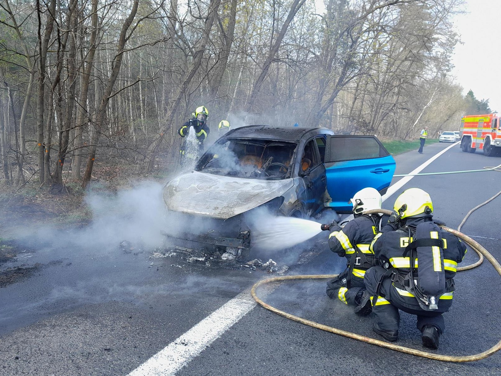 120425-Požár osobního automobilu na 36. kilometru dálnice D10 ve směru do Prahy u obce Strašnov na Mladoboleslavsku.jpg