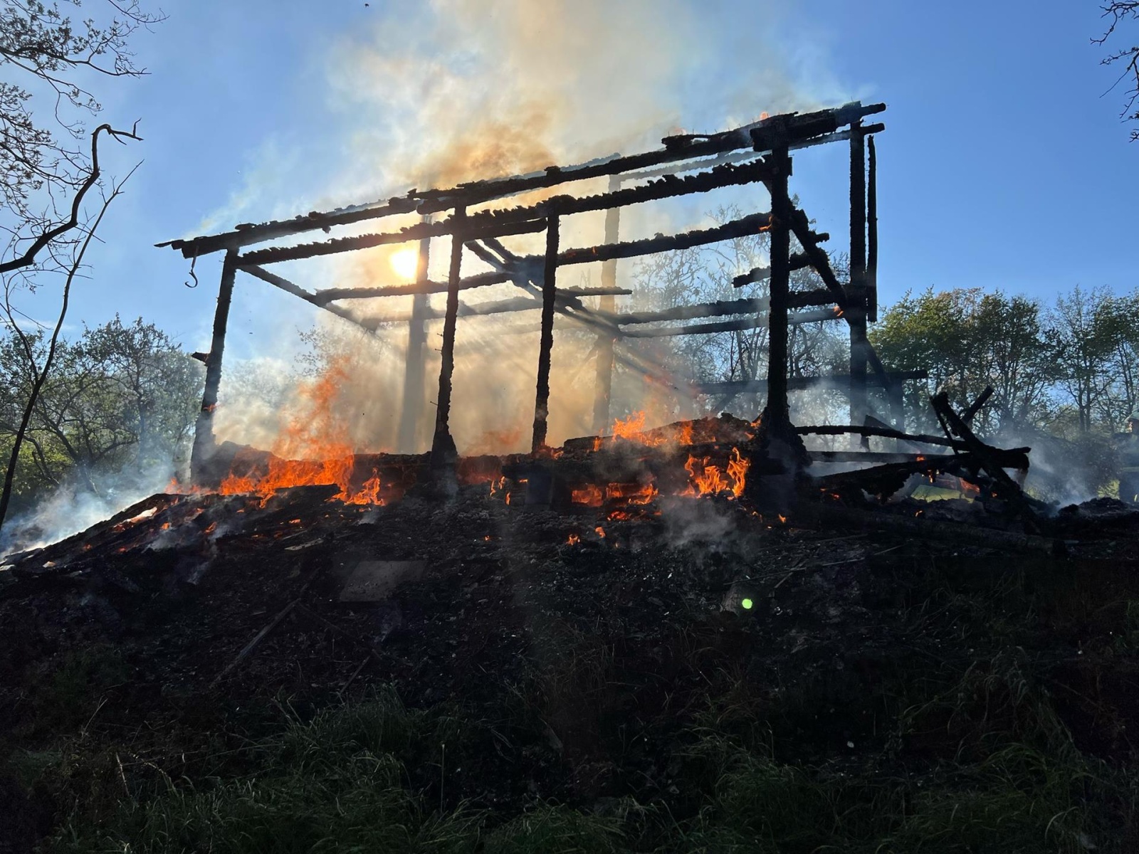 280425-Požár dřevěné chaty a okolního porostu v Křivé Vsi u Velkých Popovic v okrese Praha-východ.jpg