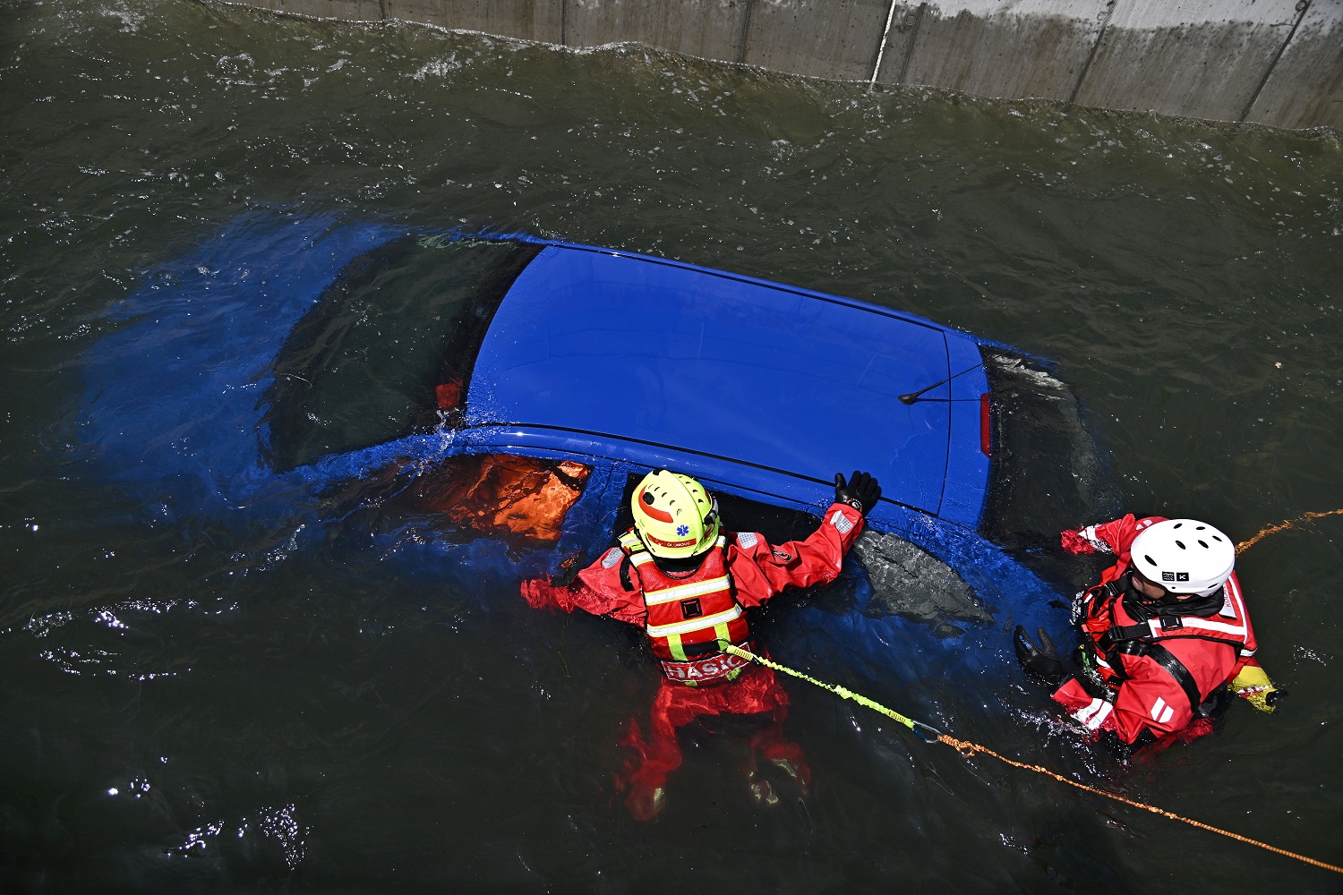 Výcvik instruktorů pro práci na vodě s tématem Záchrana osob z osobních automobilů, které byly zaplavené do úrovně spodního okraje střechy