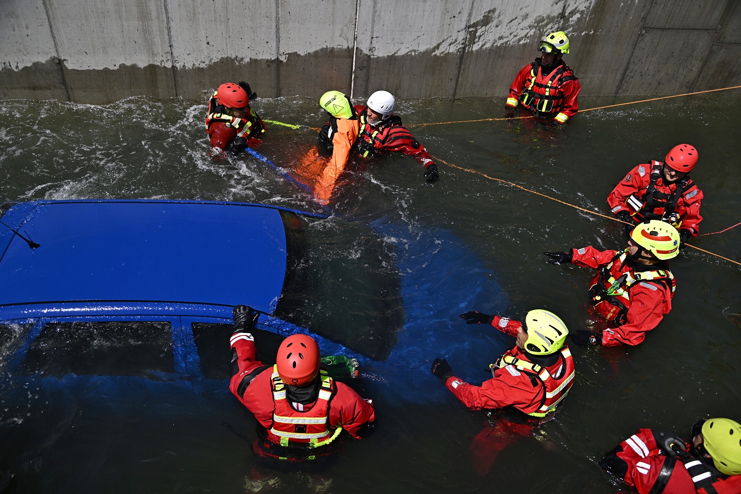 Výcvik instruktorů pro práci na vodě s tématem Záchrana osob z osobních automobilů, které byly zaplavené do úrovně spodního okraje střechy