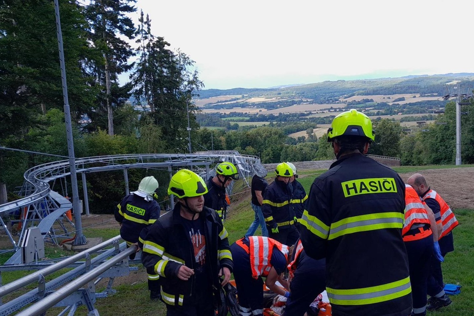 030825-Pomoc se snesením zraněného cyklisty do vrtulníku v Bikeparku Monínec u Jetřichovic na Příbramsku.jpg