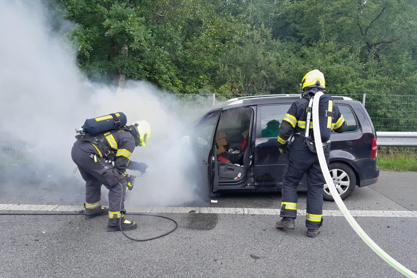 050825-Požár osobního automobilu před 18. kilometrem dálnice D10 u Skorkova na Mladoboleslavsku ve směru do Turnova.jpg
