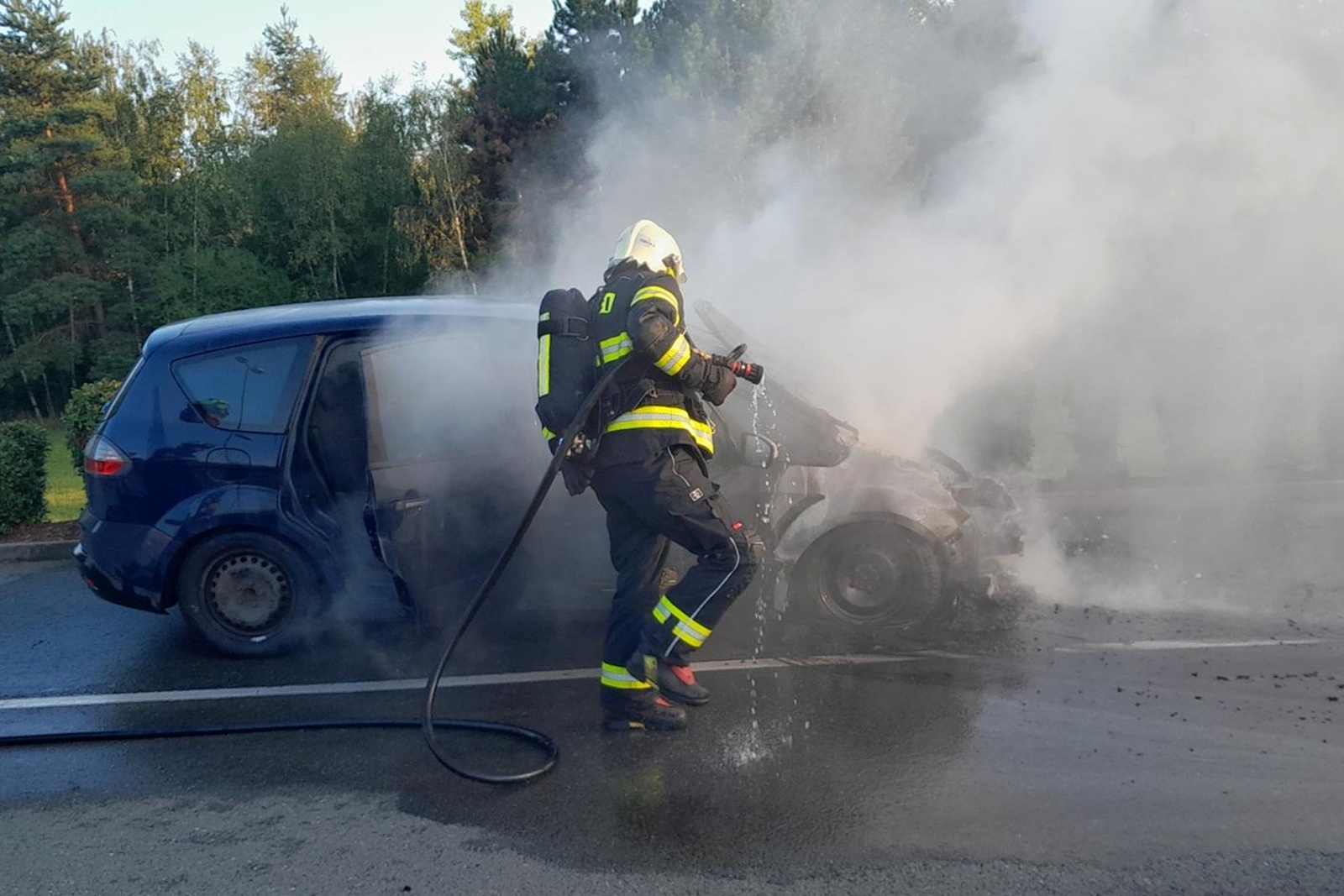 130825-Požár osobního vozidla v prostoru čerpací stanice na dálnici D11 před 36. kilometrem u Prostřední Lhoty ve směru do Hradce Králové.jpg
