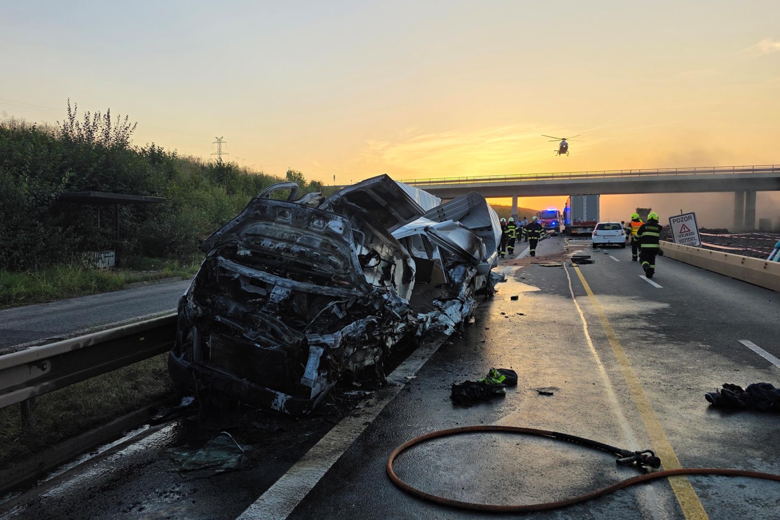 140825-Vážná nehoda kamionu a dodávky s následným požárem na silnici č. 7 u obce Hořešovičky na Kladensku.jpg