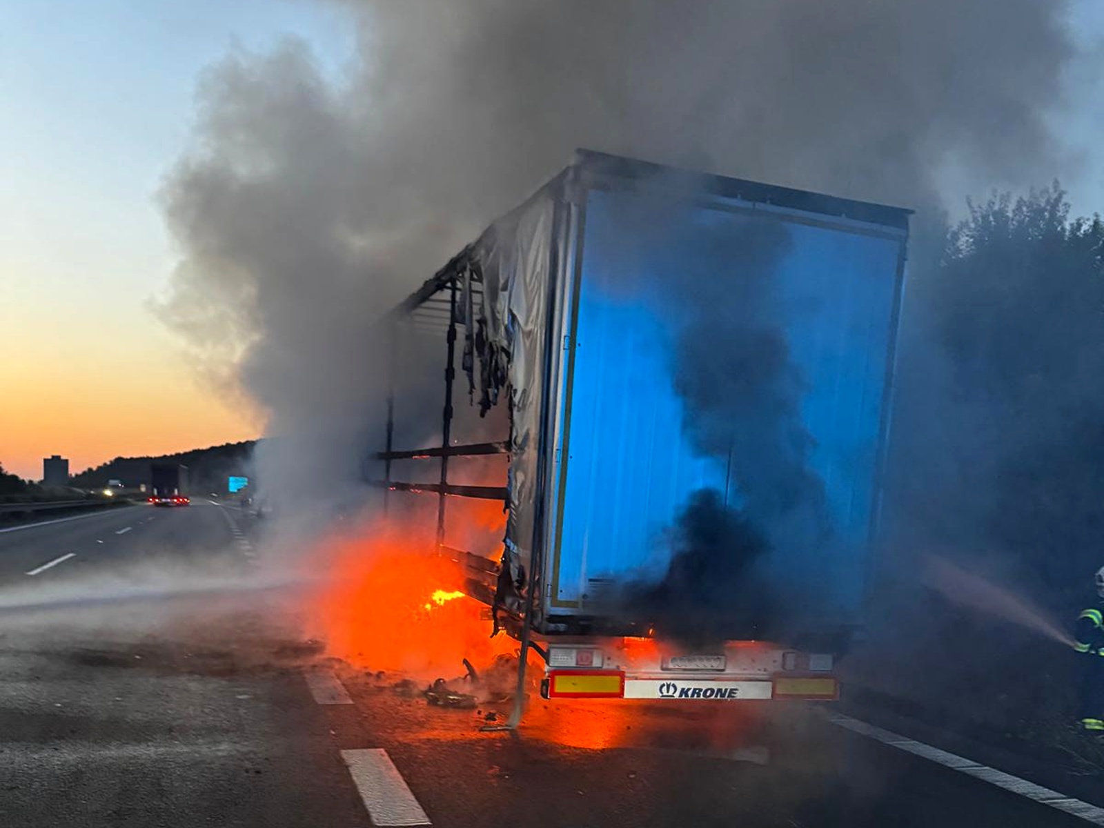 150825-Požár návěsu kamionu na dálnici D11 za křižovatkou Dobšice na 50. kilometru ve směru do Hradce Králové.jpg