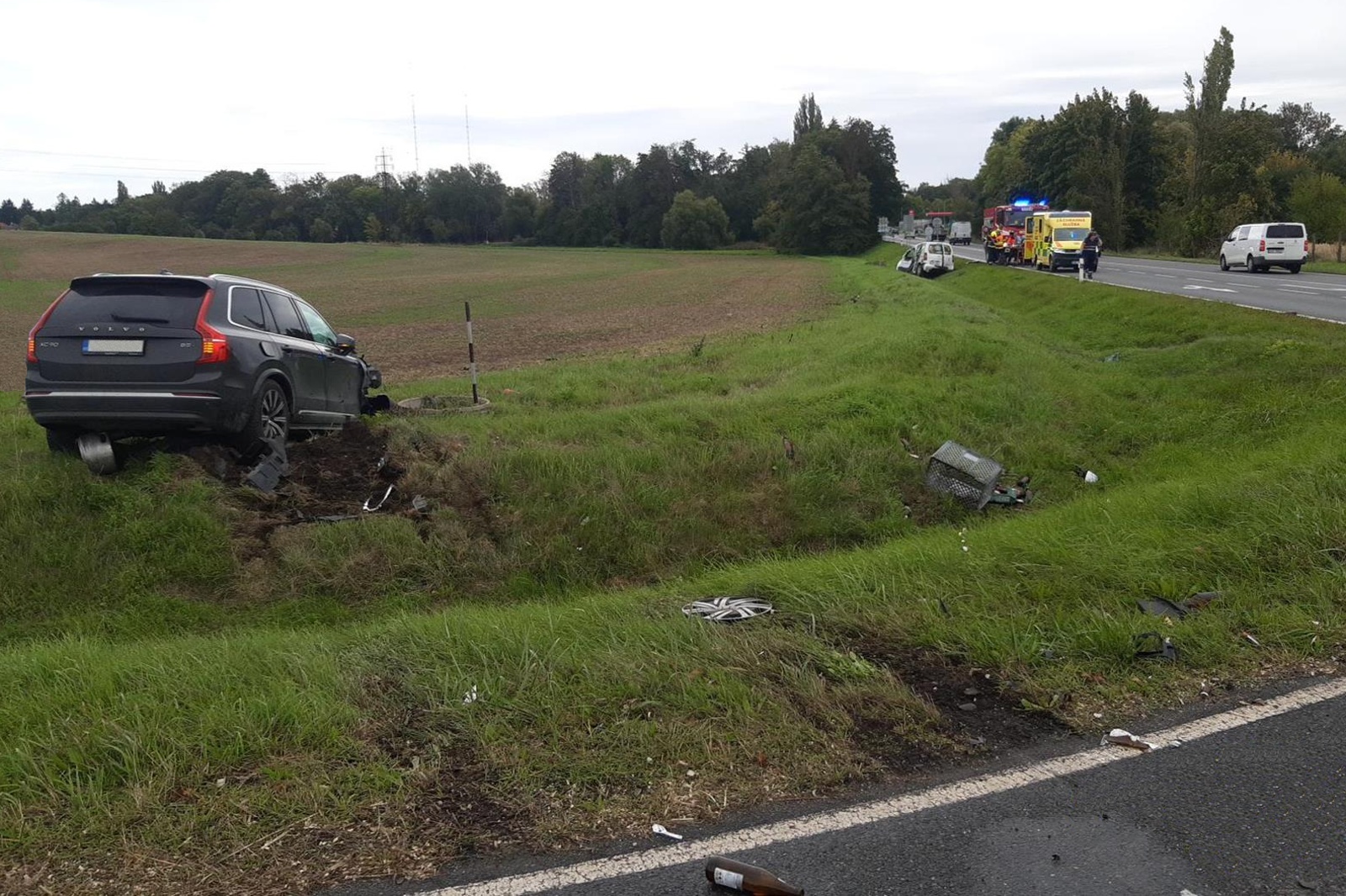 180925-Dopravní nehoda dvou osobních vozidel na kolínské silnici č. 12 na odbočce do Českého Brodu.jpg