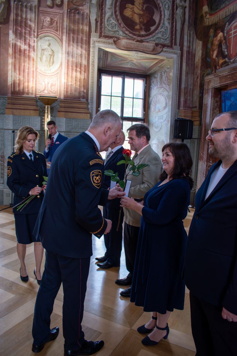 Generální ředitel HZS ČR Vladimír Vlček předal příslušníkům a zaměstnancům HZS ČR medaile k výročí 25 let vzniku sboru