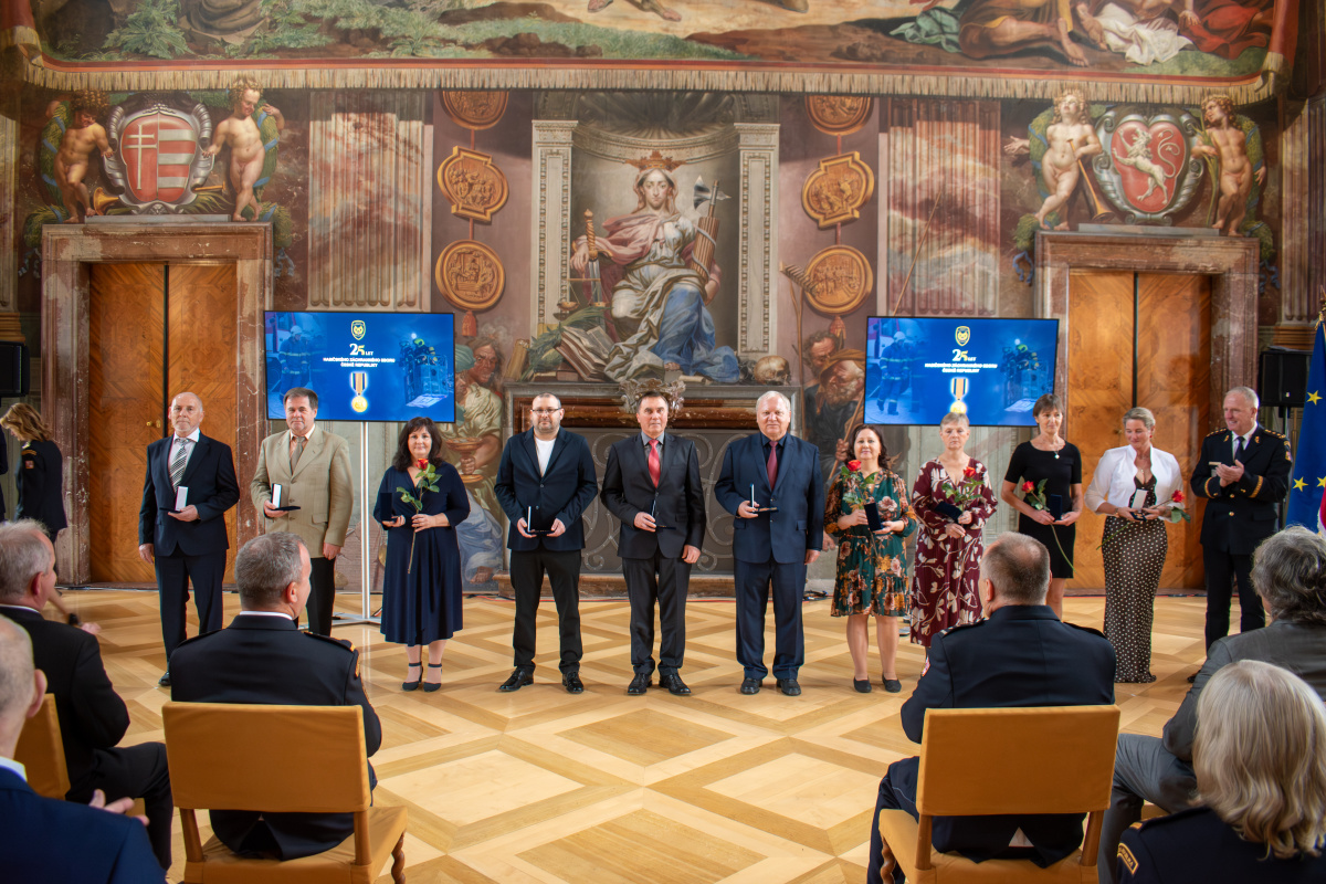 Generální ředitel HZS ČR Vladimír Vlček předal příslušníkům a zaměstnancům HZS ČR medaile k výročí 25 let vzniku sboru