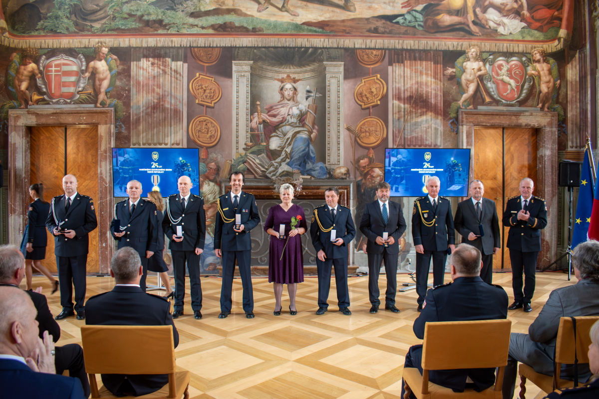 Generální ředitel HZS ČR Vladimír Vlček předal příslušníkům a zaměstnancům HZS ČR medaile k výročí 25 let vzniku sboru