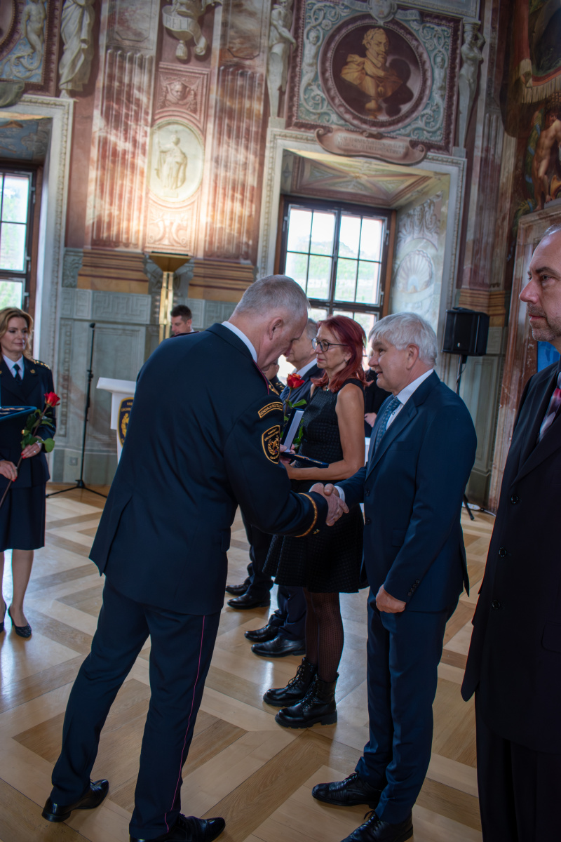 Generální ředitel HZS ČR Vladimír Vlček předal příslušníkům a zaměstnancům HZS ČR medaile k výročí 25 let vzniku sboru