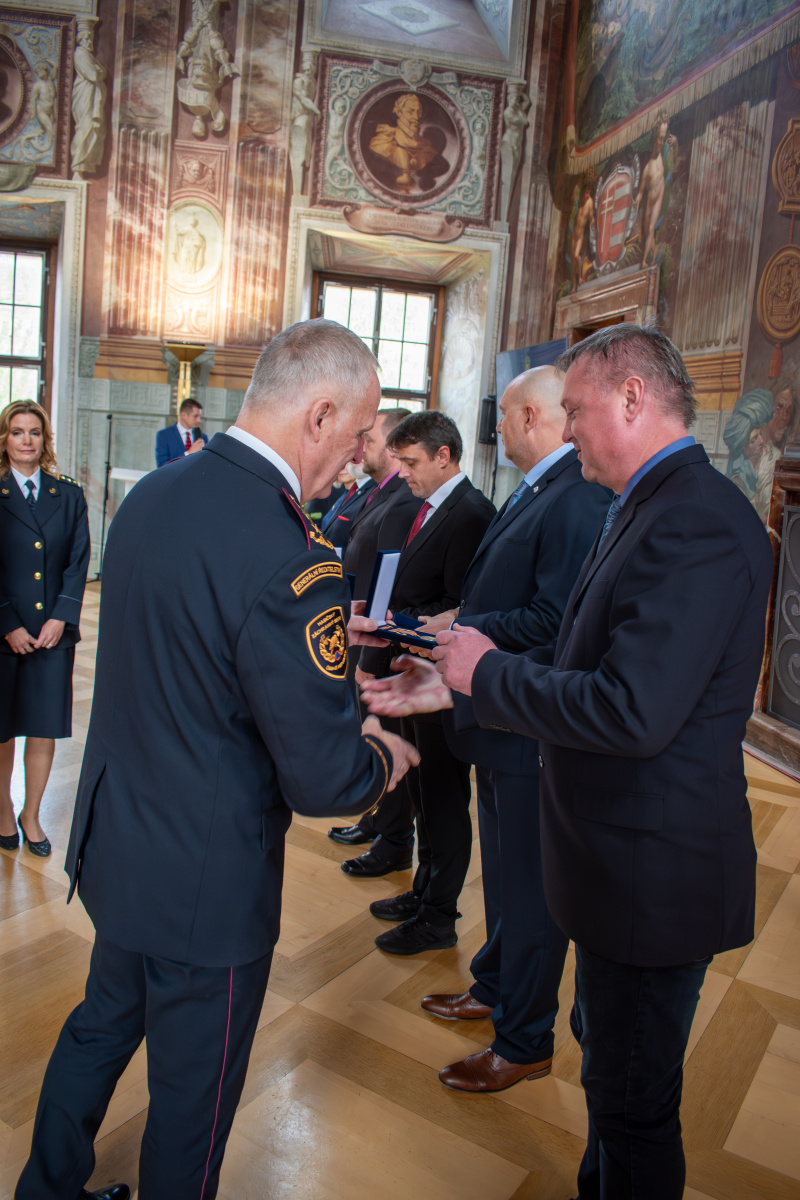 Generální ředitel HZS ČR Vladimír Vlček předal příslušníkům a zaměstnancům HZS ČR medaile k výročí 25 let vzniku sboru