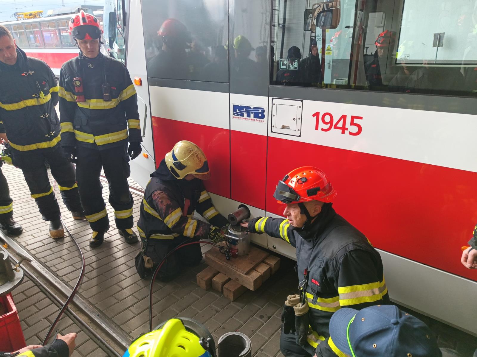 Instruktoři si procvičili zvedání jednotlivých typů tramvají, přičemž byl kladen důraz na správné umístění heverů na zvedací body.jpg