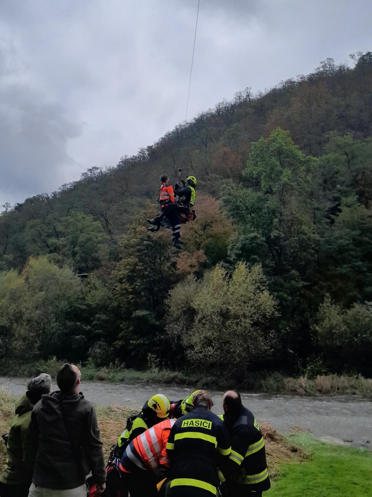 101025-Transport pacienta z těžko přístupné rekreační oblasti na břehu Sázavy u Hostěradic v okrese Praha-západ.jpg