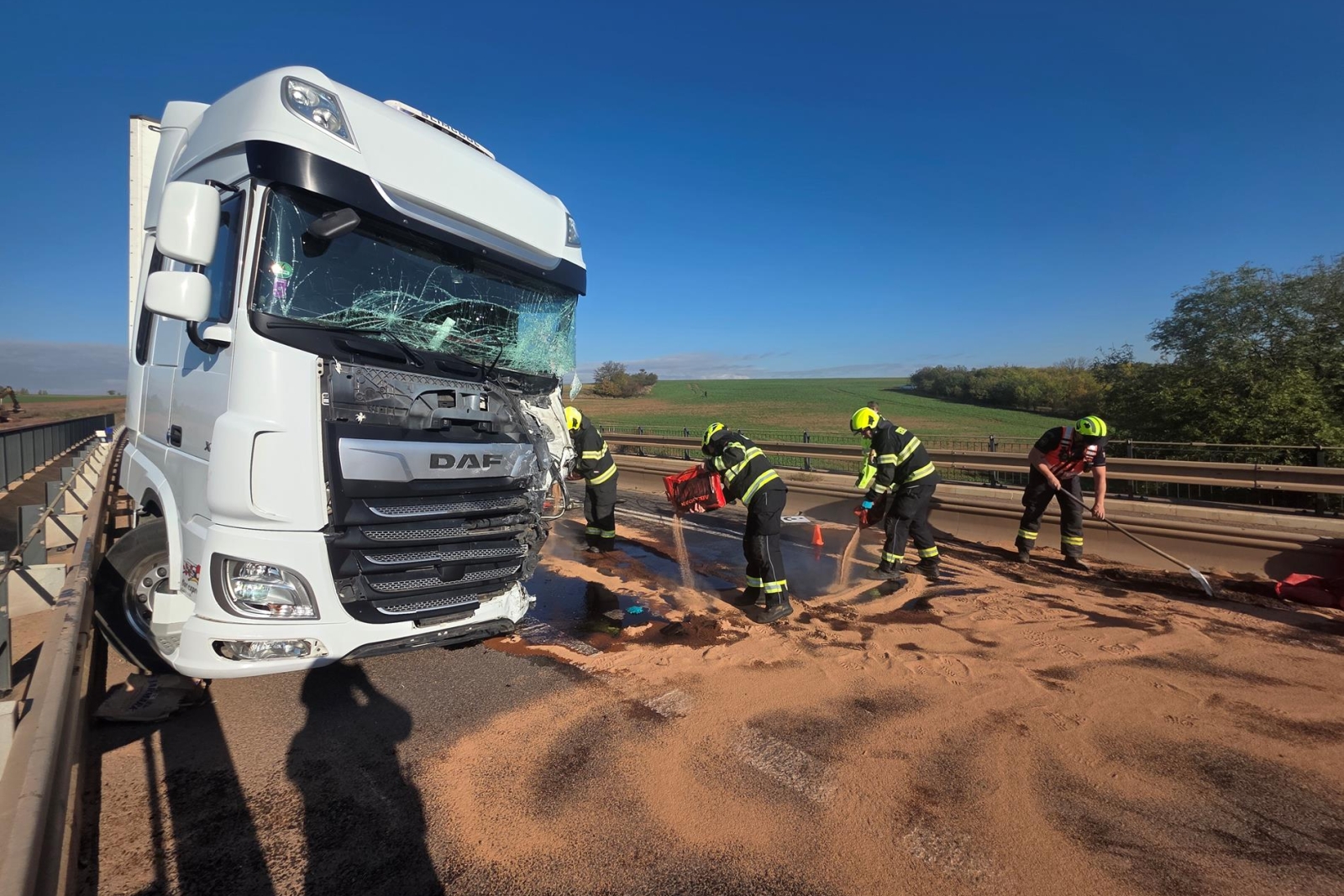 211025-Likvidace uniklých ropných látek po vážné nehodě kamionu a dodávky na silnici č. 7 u Kutrovic nedaleko Slaného.jpg
