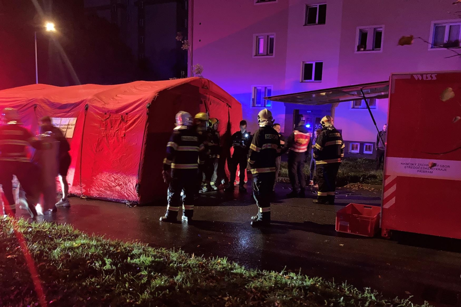 281025-Zajištění tepelného komfortu pro evakuované obyvatele po požáru v bytovém domě v Jáchymovské ulici v Příbrami.jpg