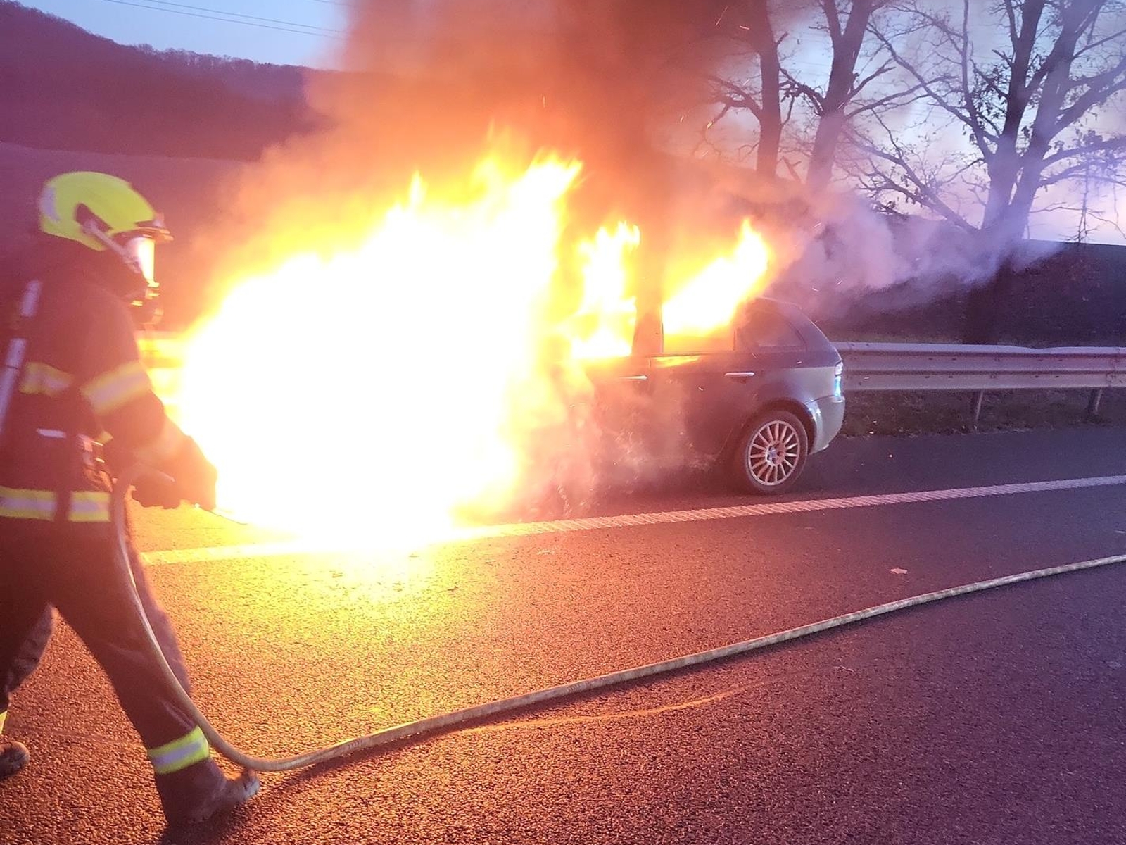 231125-Požár osobního automobilu na 44. kilometru dálnice D10 u Mladé Boleslavi směrem do Turnova.jpg