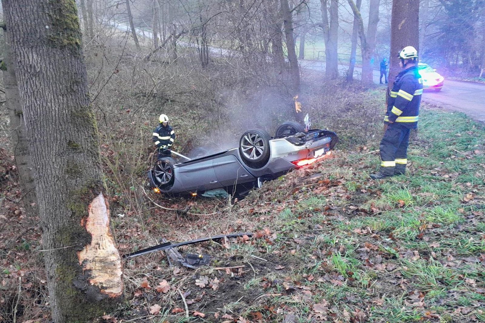 031225-Požár osobního automobilu po nárazu do stromu mezi obcemi Bukovany a Pecerady na Benešovsku.jpg