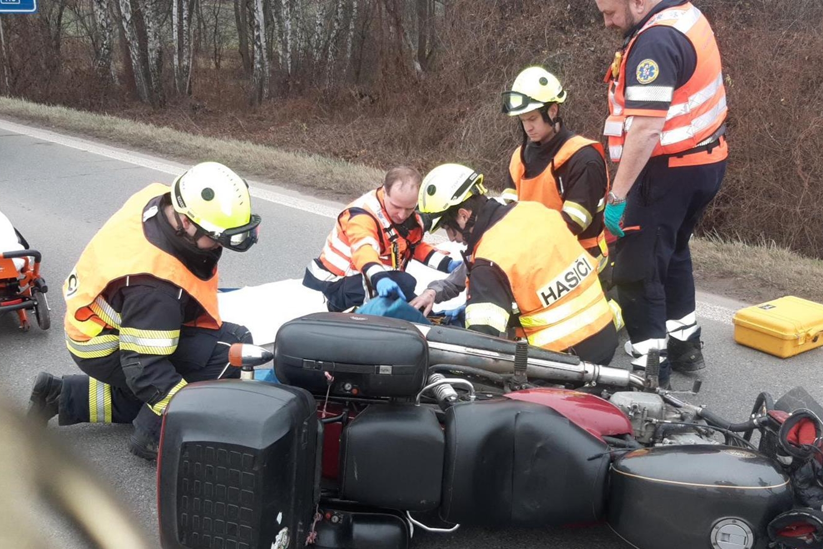 151225-Spolupráce se zdravotníky při ošetřování zraněného motocyklisty na silnici č. 12 u Českého Brodu na Kolínsku.jpg