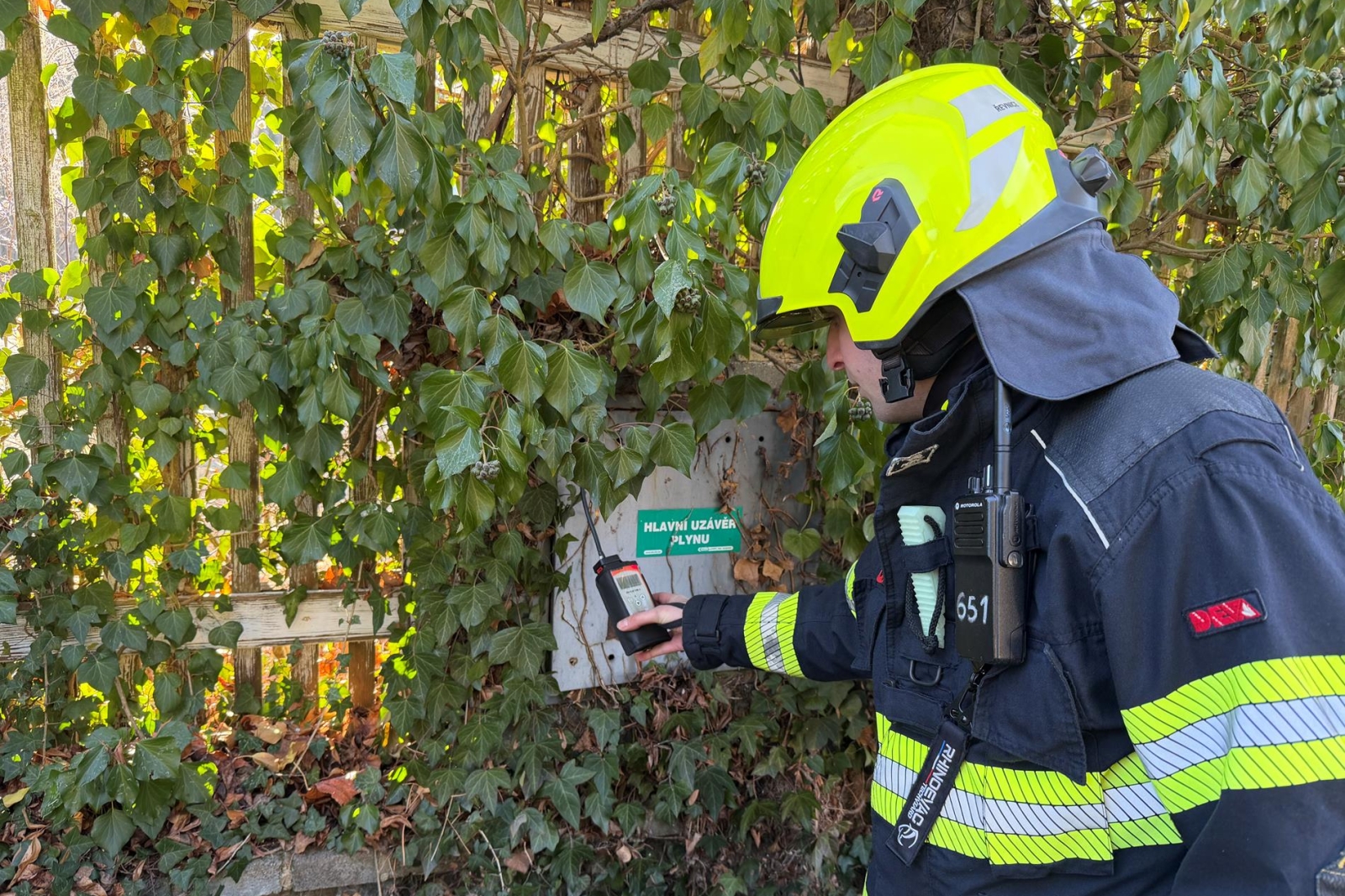 271225-Kontrola koncentrace plynu v ovzduší po úniku z hlavního uzávěru u rodinného domu v Dobřichovicích.jpg