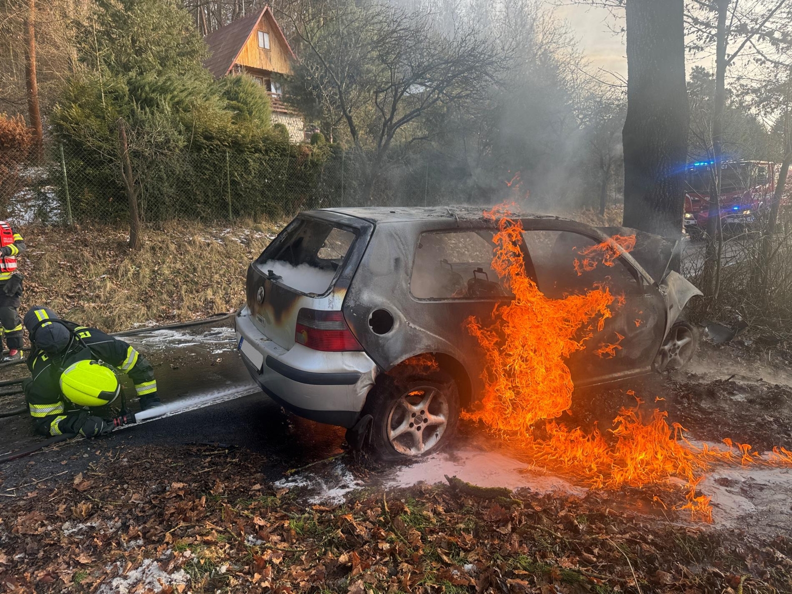 050126-Havárie osobního vozidla s následným požárem u osady Hruškov nedaleko Stříbrné Skalice v okrese Praha-východ.jpg