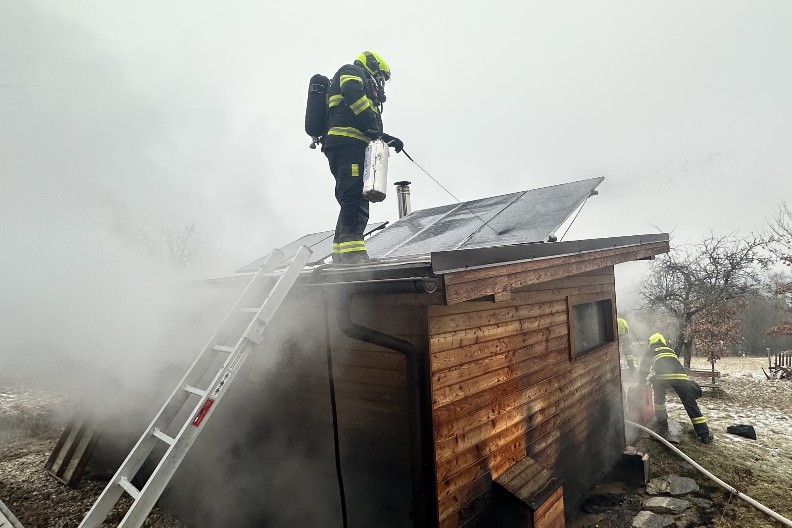 230126-Nasazení prostředku PVSTOP na deaktivaci fotovoltaiky při požáru chaty v Kostelních Střimelicích na Říčansku.jpeg