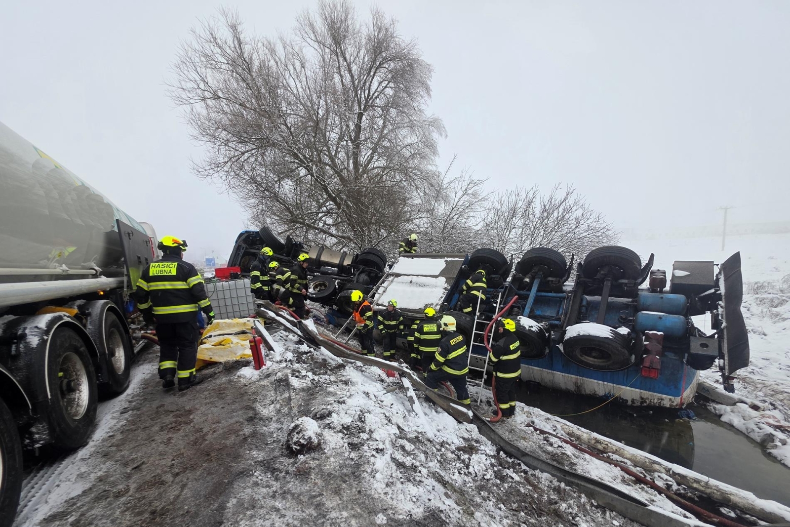 290126-Likvidace následků havárie pětikomorové cisterny s naftou a benzinem u Žďáru na Rakovnicku.jpg