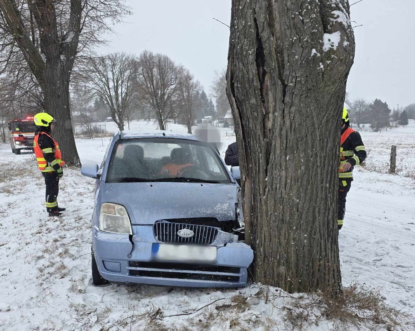 Frýdlantsko: Dopravní nehoda, při níž se dostal osobní automobil mimo komunikaci, bez zranění. Černousy, pondělí 16. února 2026