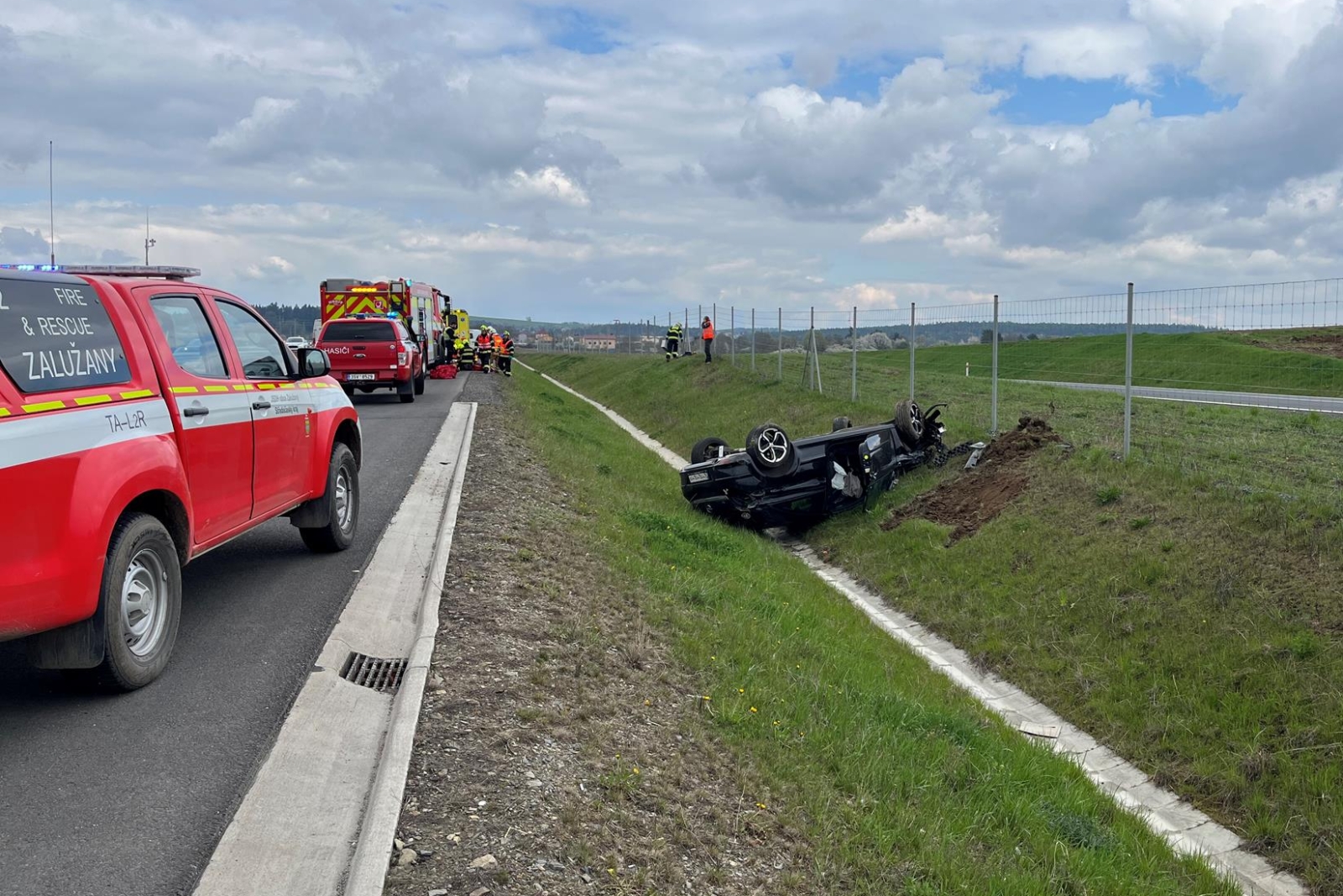 210426-Havárie osobního automobilu na dálnici D4 na rozmezí Jihočeského a Středočeského kraje ve směru do Prahy.jpg