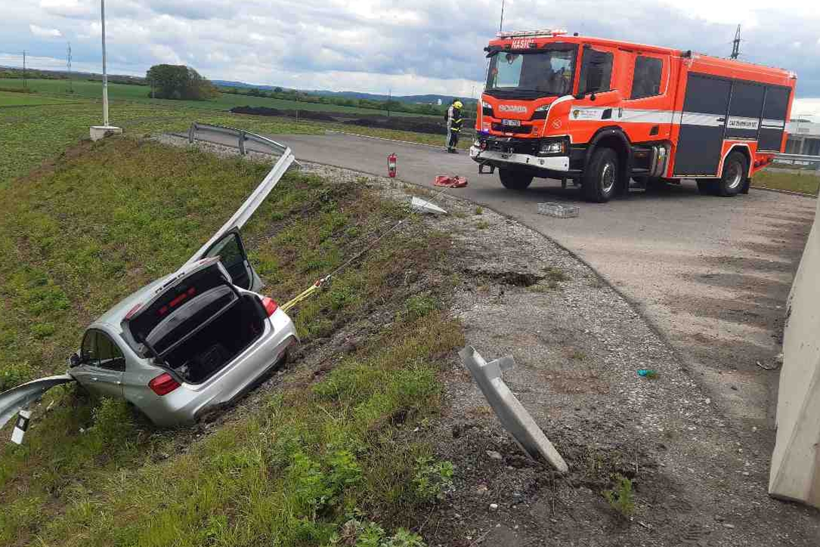 070526-Zajištění havarovaného automobilu v křižovatce Kosmonosy na dálnici D10 u Mladé Boleslavi.jpg