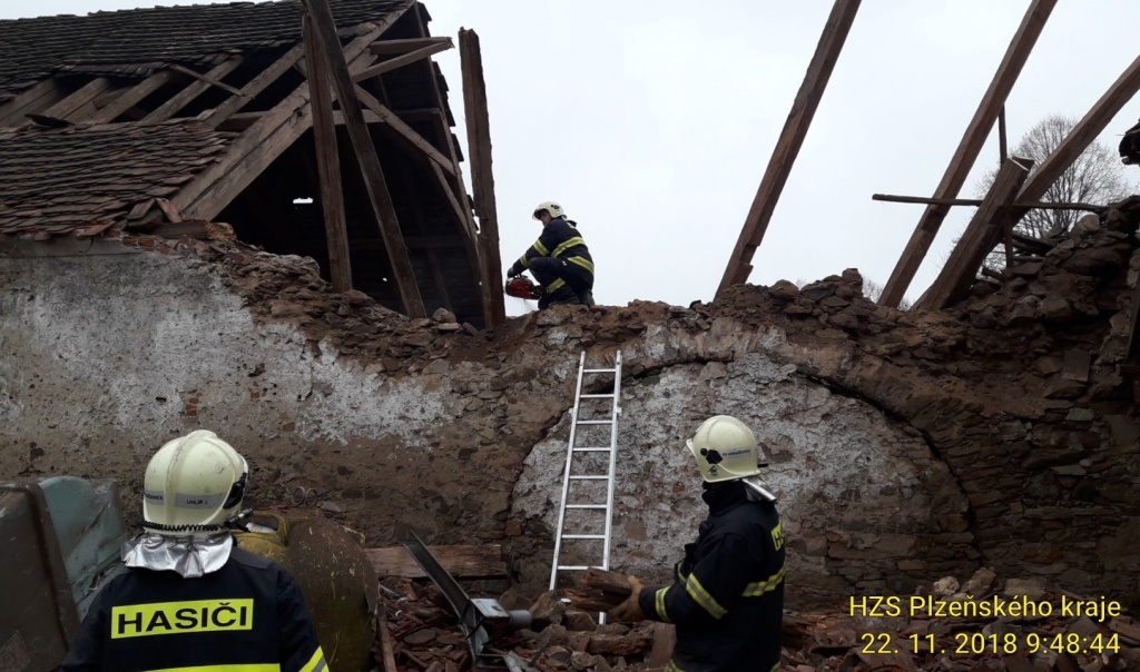 22_11_2018 Zřícení krovu Frymburk (1).jpg