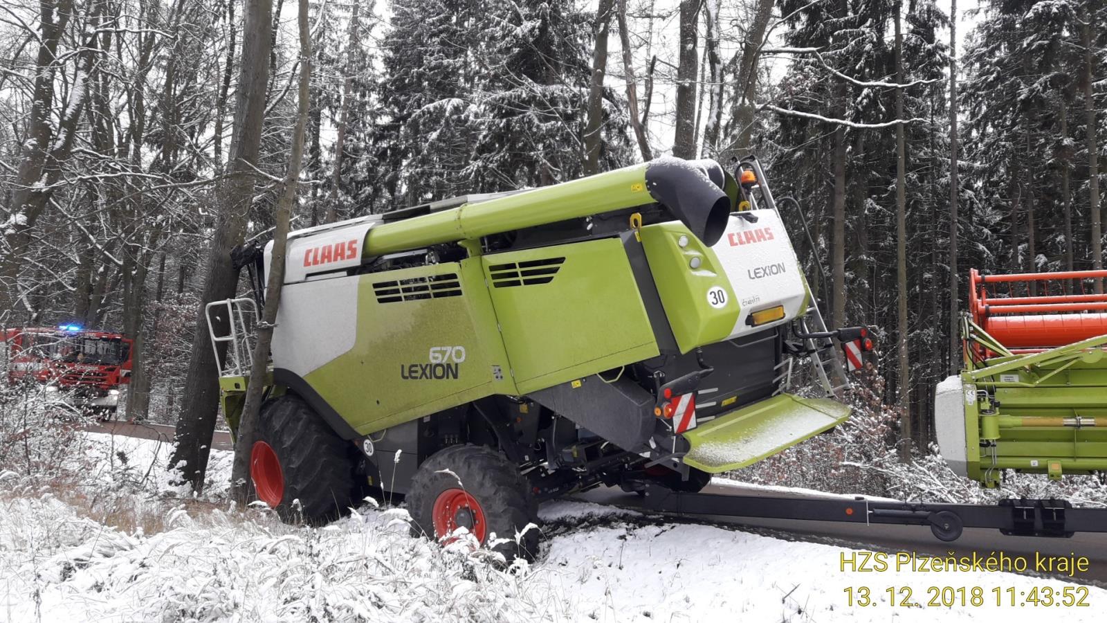 13_12_2018 Kombajn zaklesnutý o strom (3).jpg