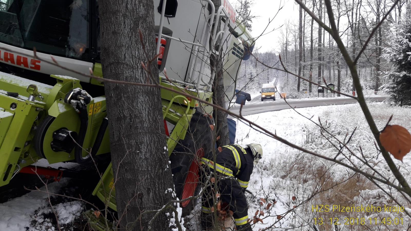 13_12_2018 Kombajn zaklesnutý o strom (1).jpg