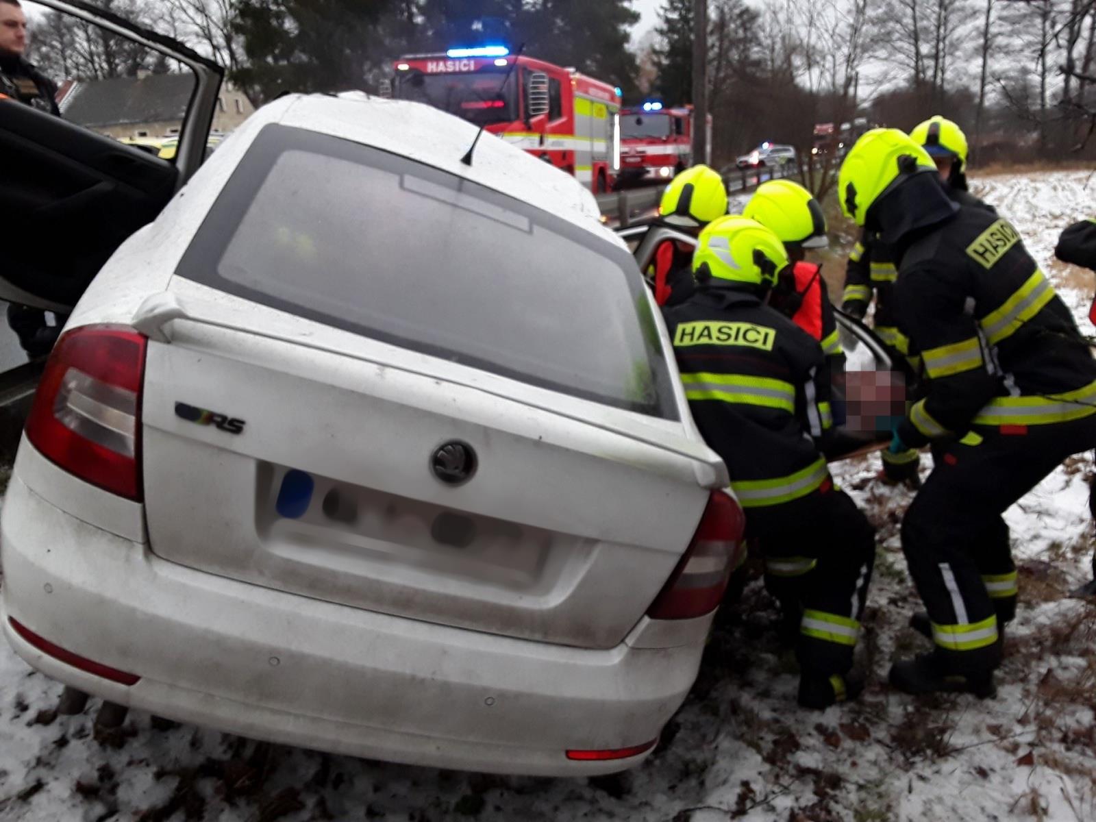 Zasahující českolipští hasiči provedli šetrné a bezpečné vyproštění zraněné osoby z havarovaného osobního automobilu