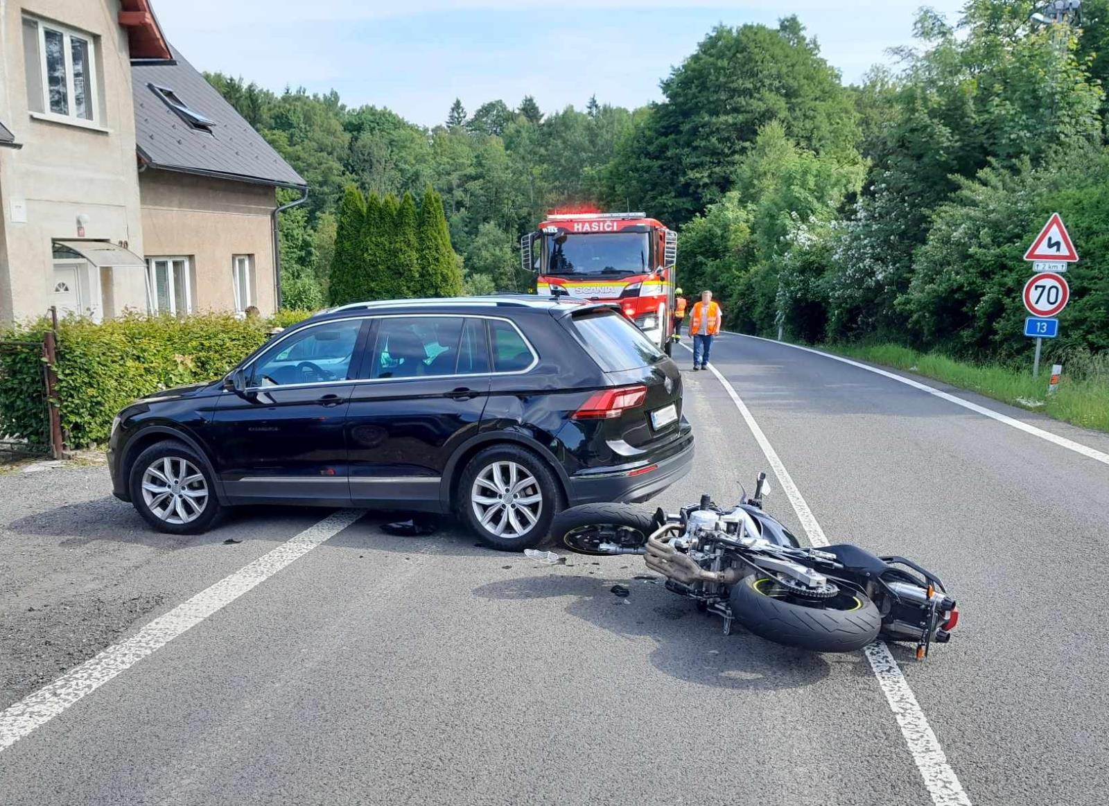 Dopravní nehoda osobního automobilu a motocyklu v sobotu odpoledne v Mníšku u Liberce se obešla bez zranění