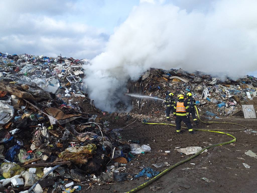 2025-11-18 požár skládky, Kozlany