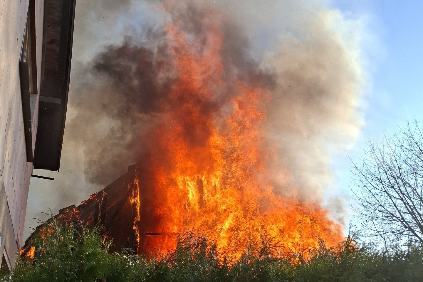 U požáru stodoly a auta pomohla výšková technika