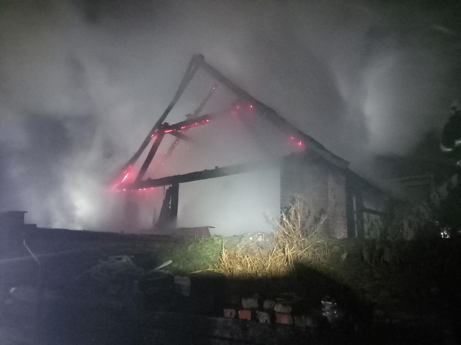 2025-11-26 požár stodoly a OA, Břeclav-Poštorná