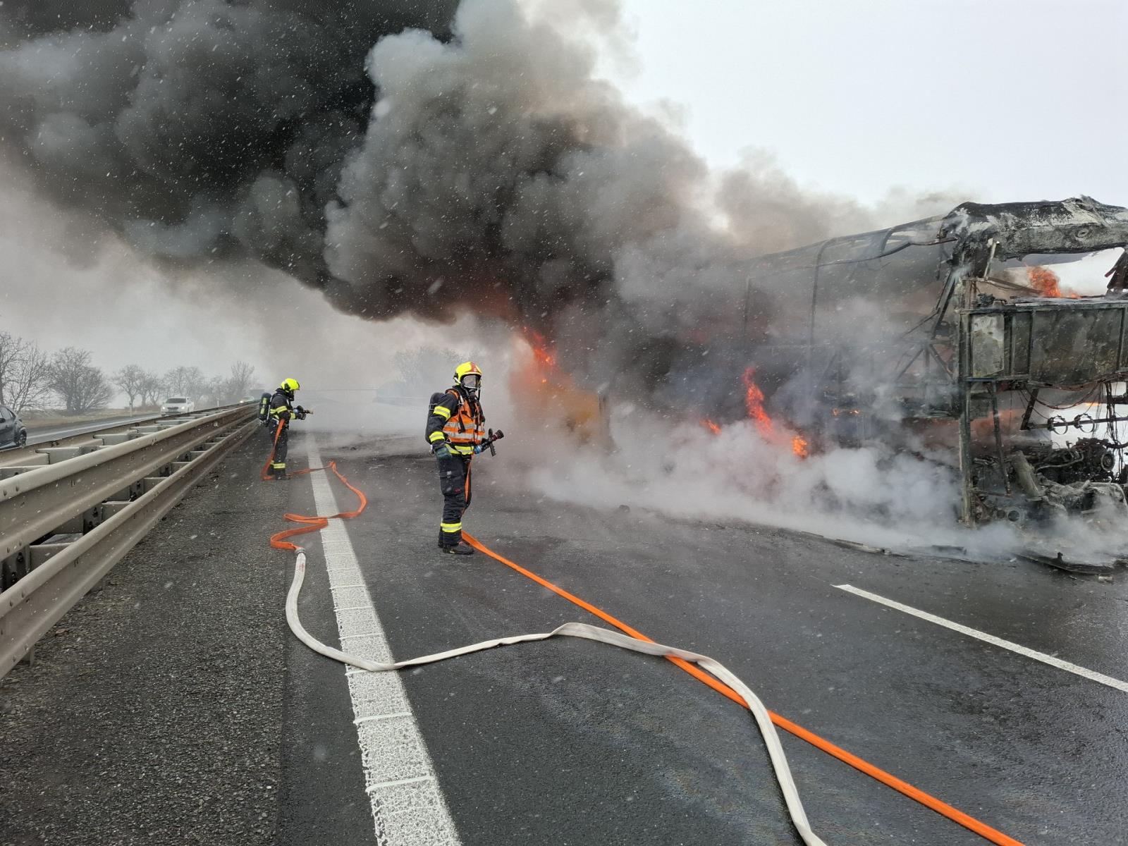 Na dálnici hořel autobus v celém rozsahu
