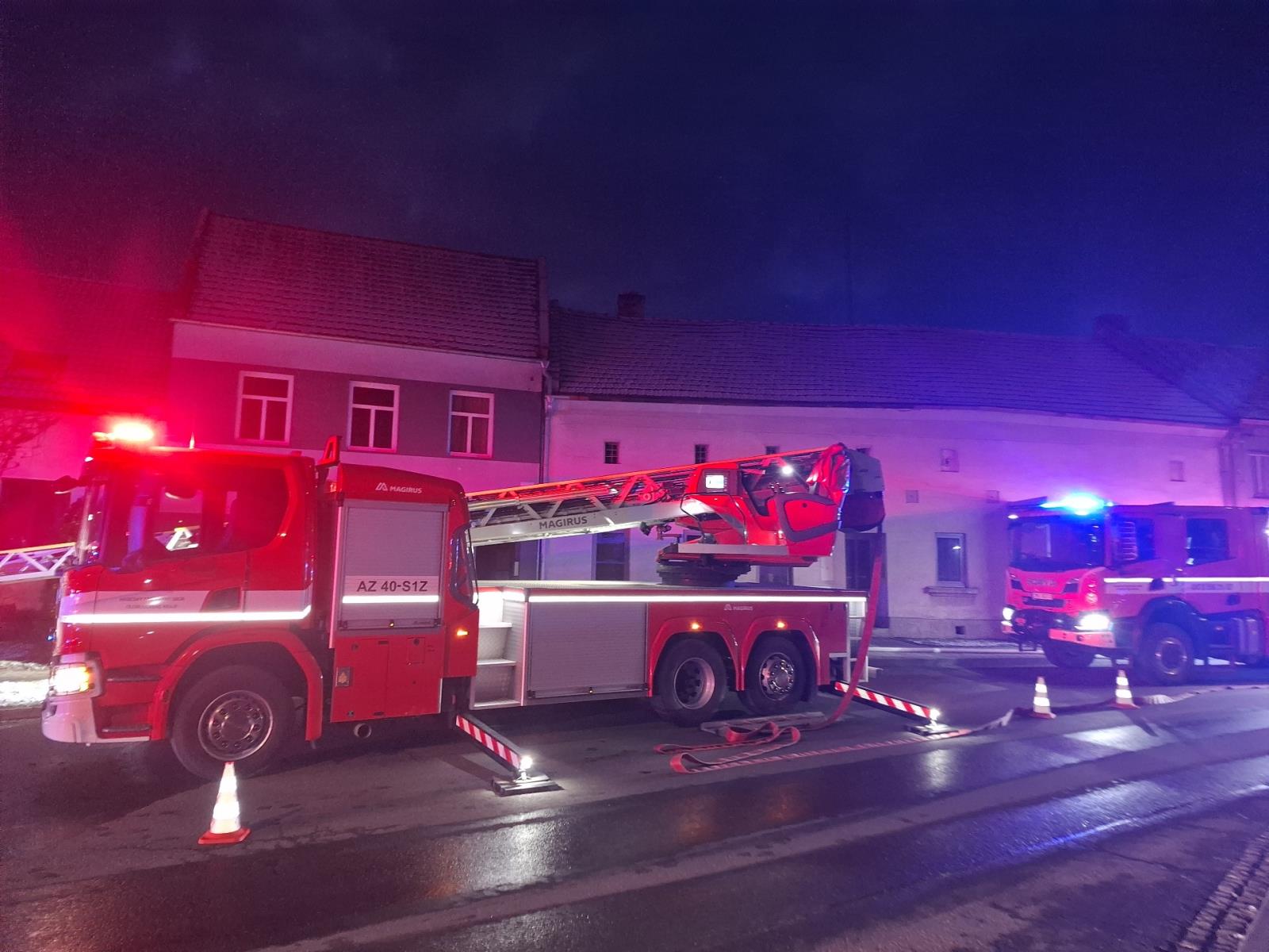 OBRAZEM: Požár rodinného domu zaměstnal šest jednotek