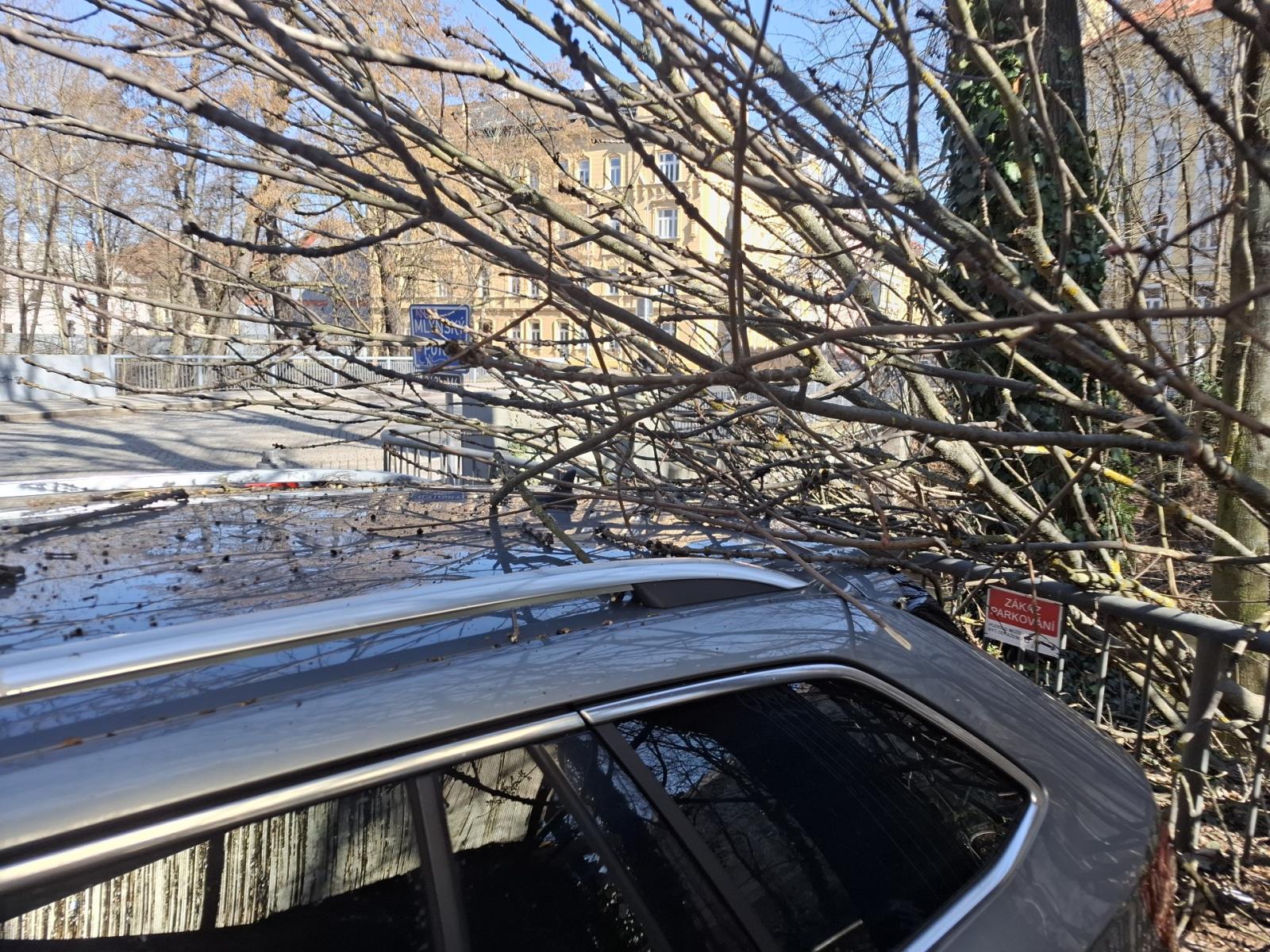 OBRAZEM: Vichr zaměstnal hasiče v celém kraji