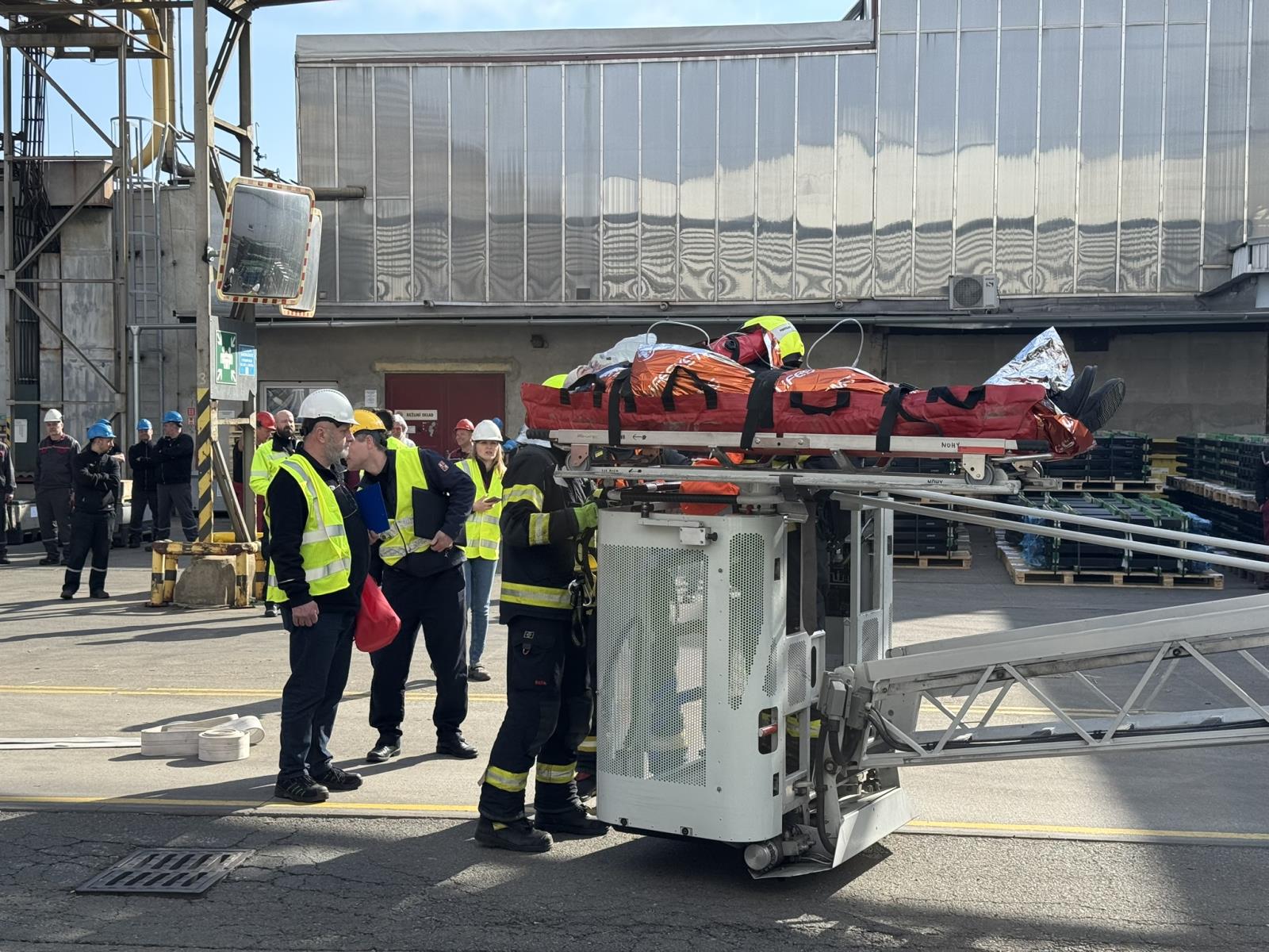 Záchrana dělníka ze střechy. Prostějovští hasiči cvičili v železárnách