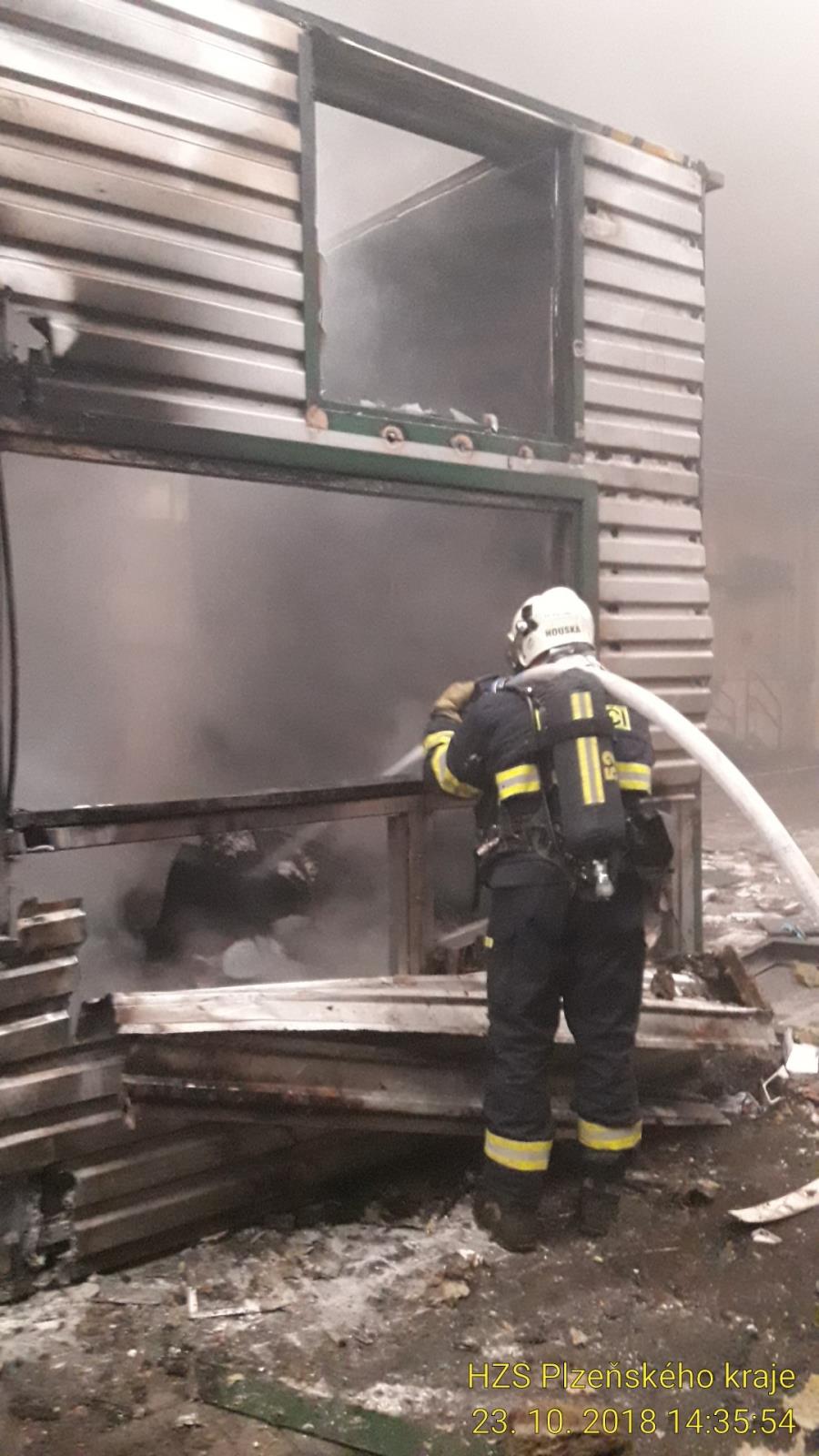 23_10_2018 požár buňky v hale (2).jpg