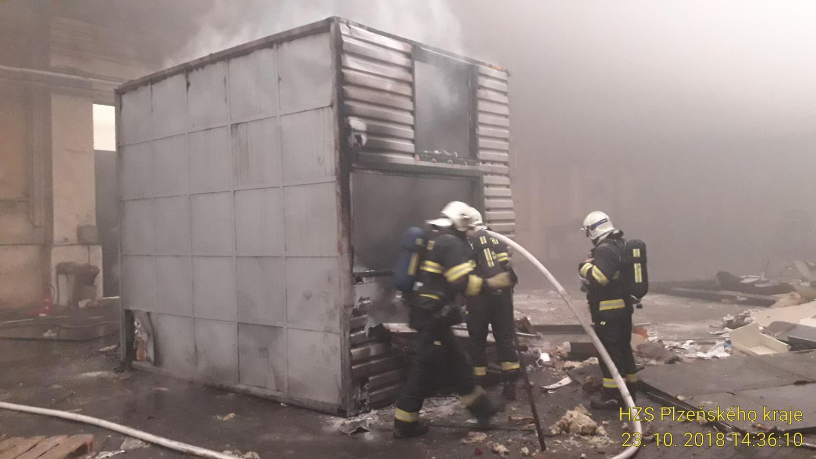 23_10_2018 požár buňky v hale (3).jpg