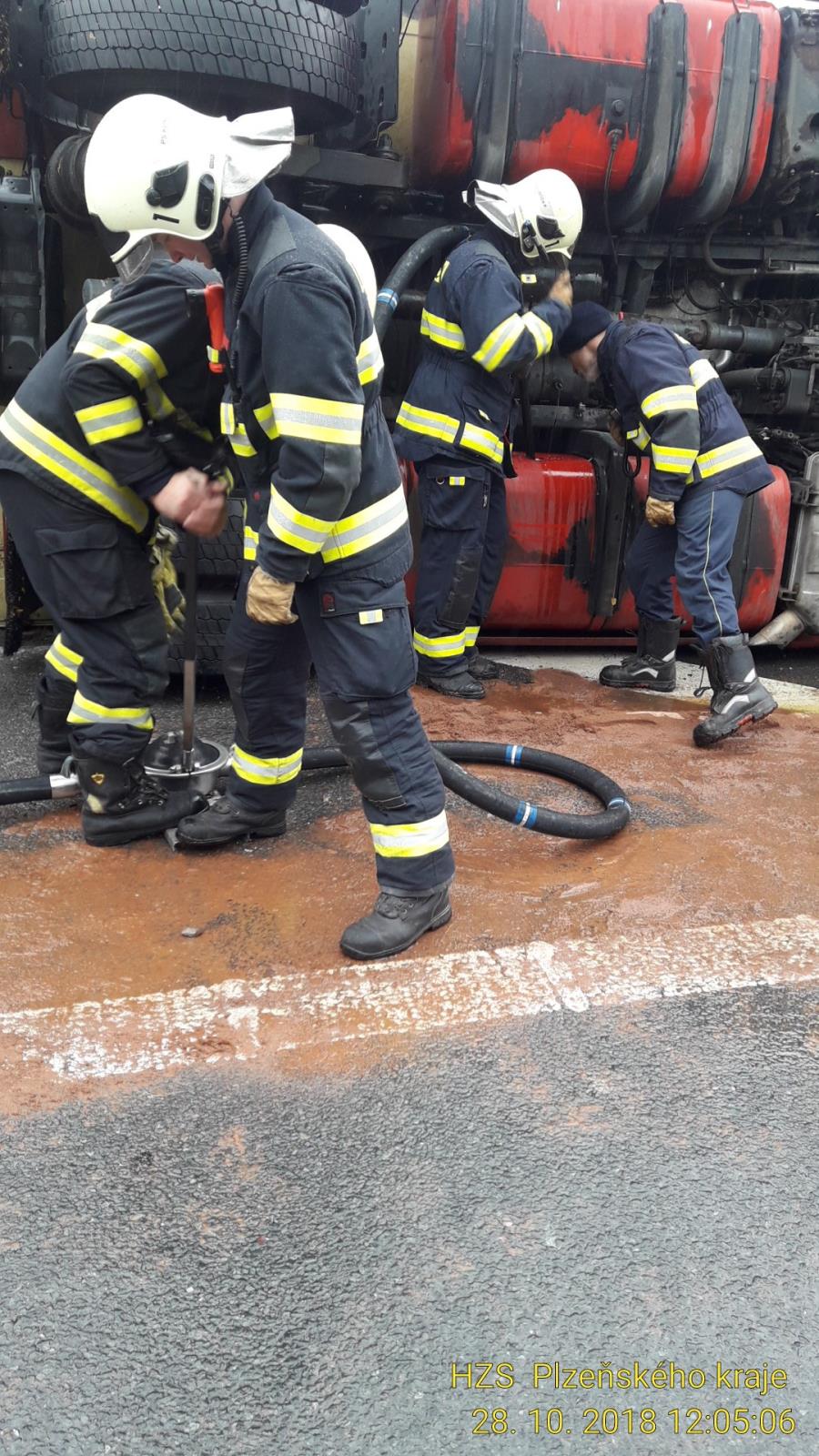 28_10_2018 DN kamion na sjezdu Plzenec (1).jpg