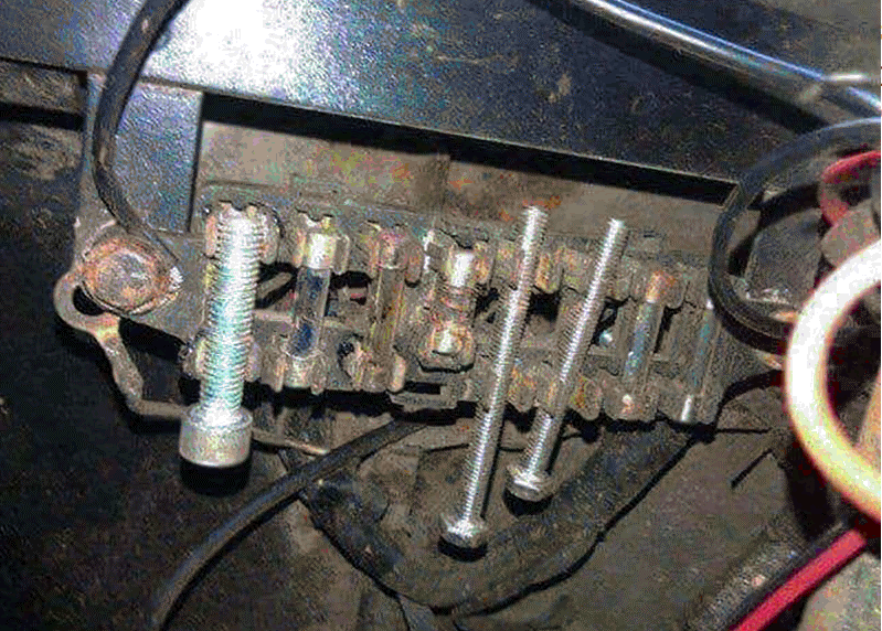 Ne „odborně“ provedená náhrada pojistek za šrouby