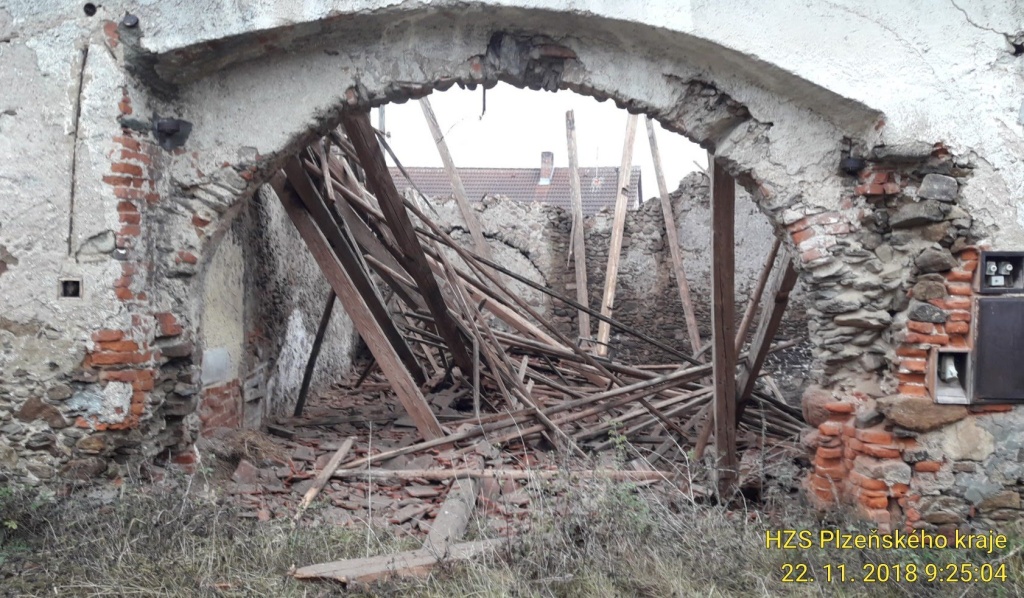 22_11_2018 Zřícení krovu Frymburk (3).jpg