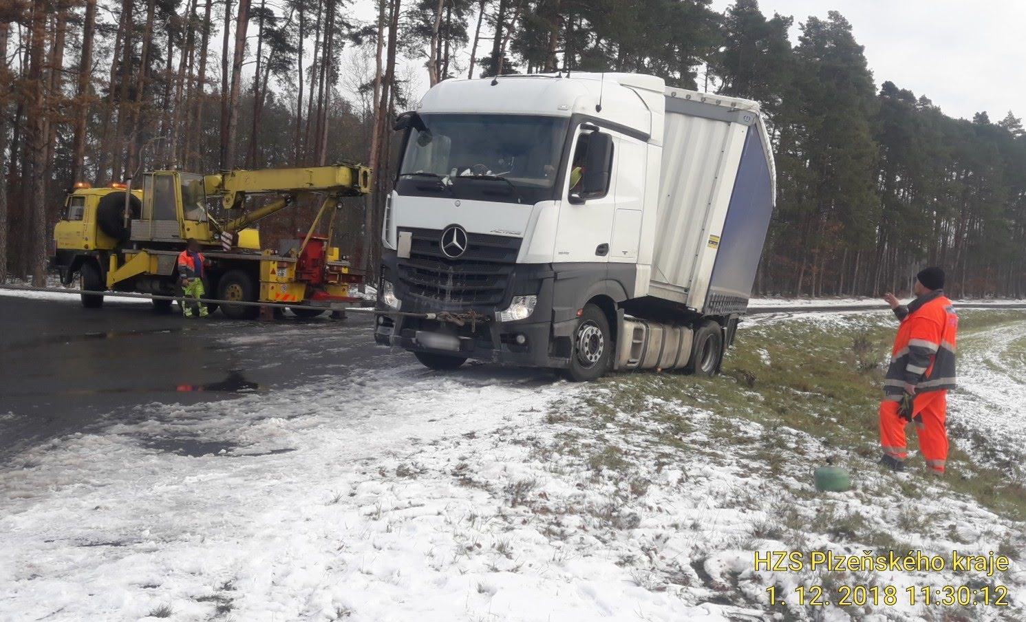 1_12_2018 vyproštění kamionu Chanovice.jpg