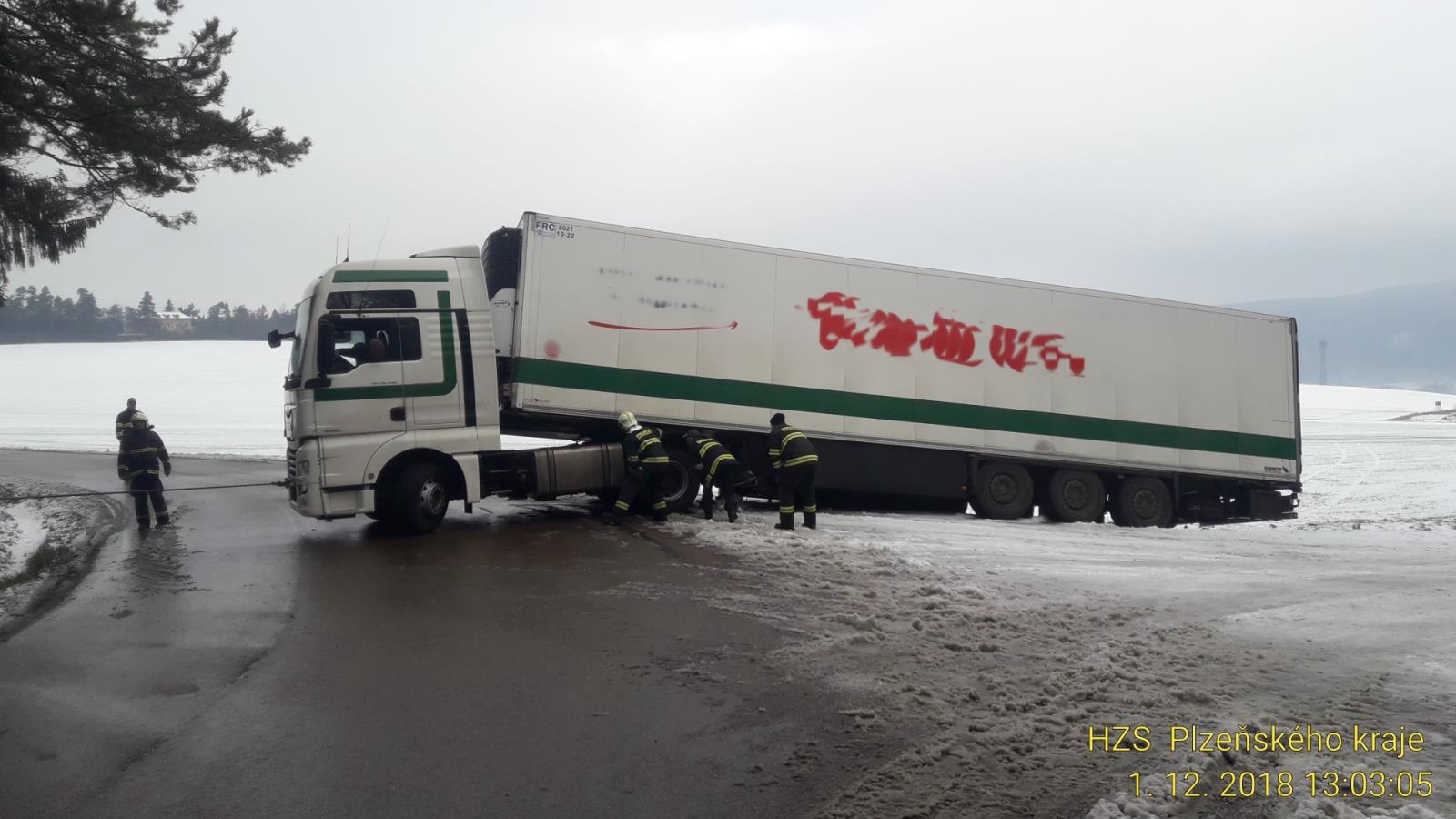 1_12_2018 Vyproštění kamionu Starý Plzenec směr Losiná.jpg