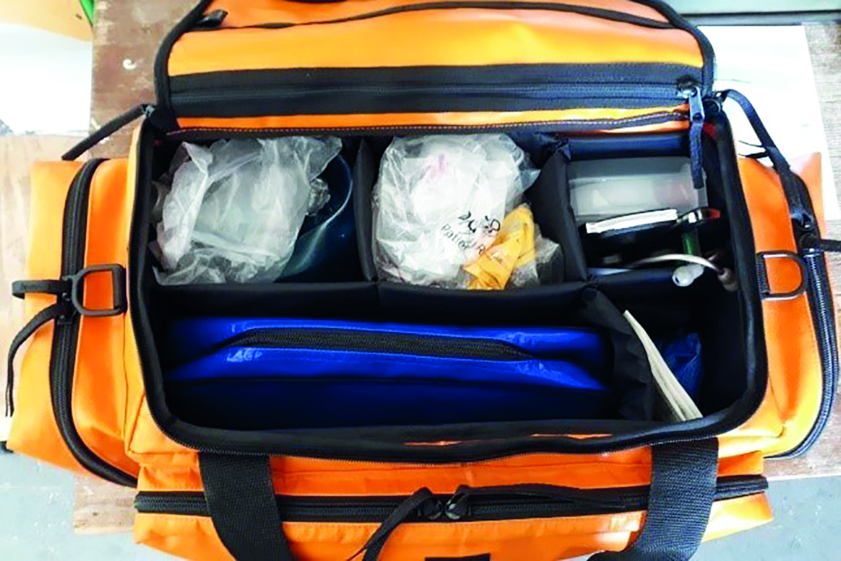 Obr. 5 V oranžové tašce s nápisem AMBULANCEje další zdravotnické vybavení. Mimo jiné i set na ošetření popálenin.